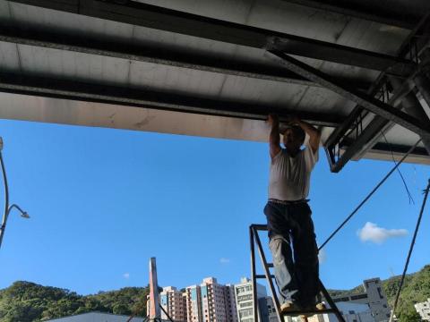 慧昇鐵皮屋工程行 - 樹林三興路安裝白鐵水槽 慧昇鐵皮屋工程行 - 樹林三興路安裝白鐵水槽