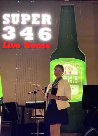 Joe Cho - Hosting FoodPanda Sports Day Opening Party (with Pandora Leadership Team) & Singing Contest in English
英語主持 FoodPanda 運動會開幕派對暨歌唱大賽
@Super 346 Live House
(where 18 Days beers are produced)