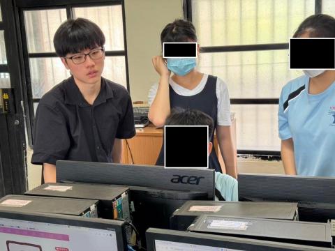 嚴少宏 - 正濱國中教課