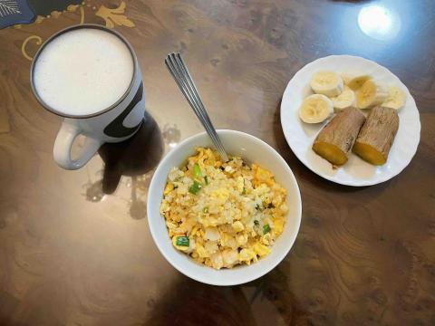 Lena - 減醣早餐：蝦仁蛋炒花椰米+小地瓜+小根香蕉
無糖豆漿（+1茶匙橄欖油放攪拌杯20s）