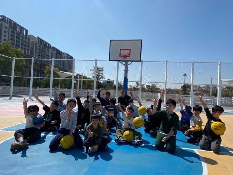 葉讀賢 - 寒假安親班營隊團課籃球教練&mdash;最後課程合影