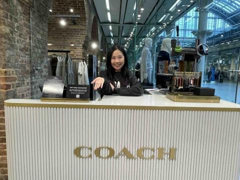 Allie🌹輕鬆的英文對話 - 在英國打工度假，於Coach上班～