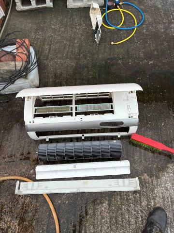 呈淨冷氣清洗專家 - 日立拆洗