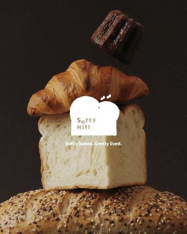 The Option Studio - Design for Softy Hill

Logo 靈感來自一塊剛出爐的吐司山丘，也像是一頂冒著熱氣的廚師帽；圓潤的線條如麵糰般膨脹，斑駁的肌理則來自吐司的自然氣孔，柔軟中帶著溫度，記錄日常的節奏與手感。

這座「小丘」不只是麵包的象徵，更是 Softy Hill 對生活節奏的詮釋 &mdash;&mdash;柔軟、溫暖、帶著一點日常的香氣。