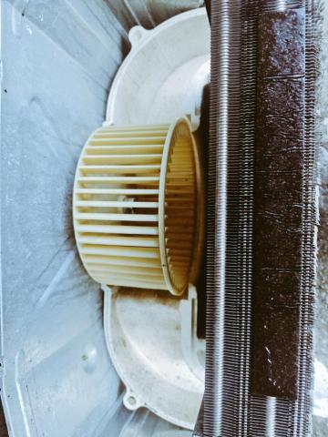 布丁冷氣洗凈 - 窗型冷氣，卸下，清洗冷媒製冷蒸發器鋁鰭片、清洗風輪、清洗散熱冷凝器鋁鰭片、清洗水盤及擦拭水盤、疏通排水管路