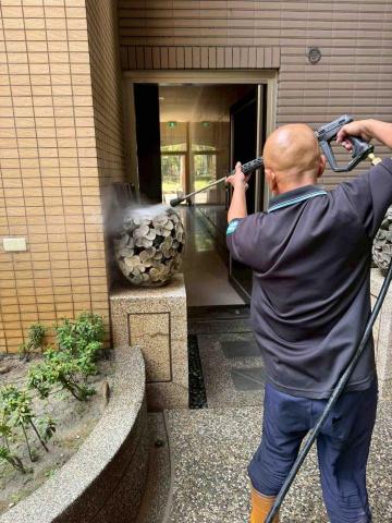 ¥道臨天下¥《環境居家清潔》「服務社」 - 社區中庭彫像衝洗