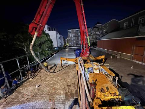 耀築企業社 社團：水泥地鋪設 - 水泥壓送車灌漿作業