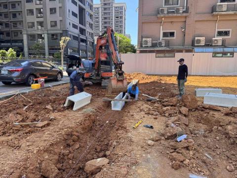 耀築企業社 社團：水泥地鋪設 -  預製溝安裝