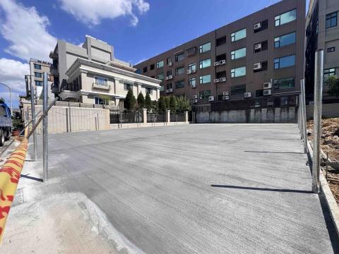 耀築企業社 社團：水泥地鋪設 - 大竹停車場水泥鋪設