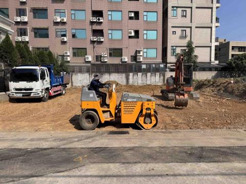 耀築企業社 社團：水泥地鋪設 - 整地壓路機壓實