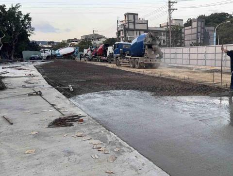 耀築企業社 社團：水泥地鋪設 - 水泥車灌漿