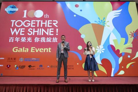 陳宥豪 - 在 700 位 Toastmasters 國際演講會貴賓面前，我以中英雙語主持「星光大道晚宴」。

這是一場融合節奏、能量與情感的盛會，從開場到壓軸，我以穩定的控場力與自然的雙語轉換，引導觀眾進入歡笑與感動的節奏。

每個橋段、每段互動，都精準拿捏現場氛圍，讓活動在流暢中充滿驚喜，在正式中保有溫度。

那一晚，舞台上的光芒不只來自聚光燈，更來自每一位賓客的笑容與掌聲。