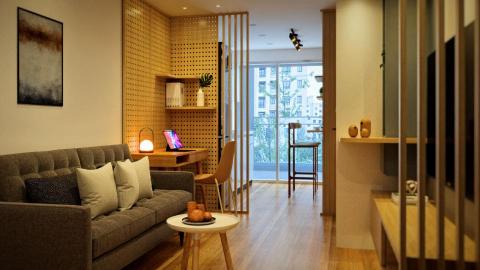 閣雅設計 - 台北市 蔡公館

設計者:閣雅設計
3D透視:閣雅設計

下班回到家，窗外的夜光如水般灑落，映照著寧靜無人的客廳裡，幾盞暖黃的燈光柔和地閃爍，彷彿在輕聲呼喚著我，讓我感受到一絲溫暖的慰藉。這一刻，心中升起的暖意如同一股涓涓細流，流淌過一天的疲憊，讓我不禁微笑。
在這樣的夜晚，靜謐的氛圍中，思緒開始漫遊。窗外的星空閃爍著，似乎在訴說著無數的故事，而我也在這片寧靜中，找到了屬於自己的小宇宙。每一盞燈光