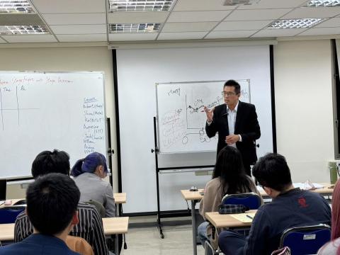 陳宥豪 - 這場專業講座以「肢體語言的力量」為主題，
我分享如何透過姿態、眼神與手勢，在公開演說與人際互動中傳遞自信與真誠。

從舞台站姿到表情管理，我帶領學員以實際演練方式體驗非語言溝通的影響力，讓每個人都能找到屬於自己的「表達節奏」。

這不僅是一場技巧分享，更是一場覺察的旅程
學會讓身體與語言一致，讓訊息更有力量。