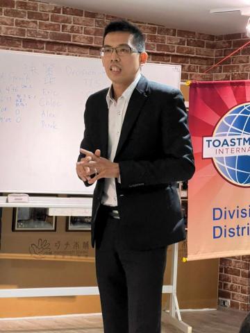 陳宥豪 - 在這場創業交流聚會中，我擔任中英文雙語主持人，
以自然流暢的節奏帶領現場進行分享、對談與交流。

參與者來自不同產業，包含新創團隊、投資人與專業顧問，我的角色是串連每一段對話，讓資訊流動，同時維持現場的活力與專業氛圍。

從開場引導、議題轉場到即時互動，我以穩定的語調與明確的節奏，確保每位講者都能清晰表達、每位聽眾都能投入參與。

作為主持人，我的使命是
讓專業的交流更順暢，讓創業的能量被看見。