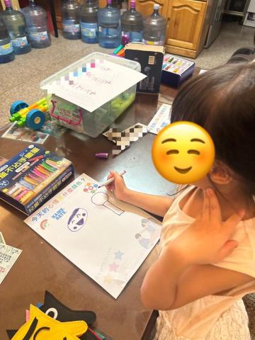 Stella - 課堂中，我先和孩子們一起認識「情緒妖怪」，帶他們了解不同情緒背後的樣子與特徵。
接著，我引導孩子們思考：生活中有哪些事情會讓自己出現這些情緒？
孩子們慢慢連結起生活經驗，學會用語言表達感受。
最後，我請他們畫出「今天的心情妖怪」，透過創作把情緒具象化，也更清楚地認識自己的心情。