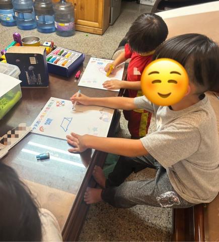 Stella - 課堂中，我先和孩子們一起認識「情緒妖怪」，帶他們了解不同情緒背後的樣子與特徵。
接著，我引導孩子們思考：生活中有哪些事情會讓自己出現這些情緒？
孩子們慢慢連結起生活經驗，學會用語言表達感受。
最後，我請他們畫出「今天的心情妖怪」，透過創作把情緒具象化，也更清楚地認識自己的心情。