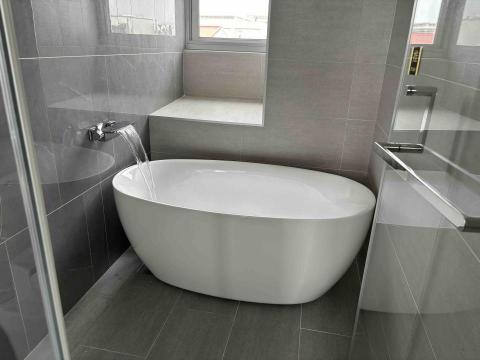 阿榮師父水電工程 - 10/27 瀑布式的龍頭 配上此浴缸
         真是美極了！！！！