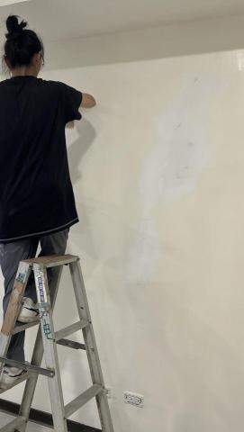 何小米 - 牆面龜裂.整平牆面補土施作中圖面