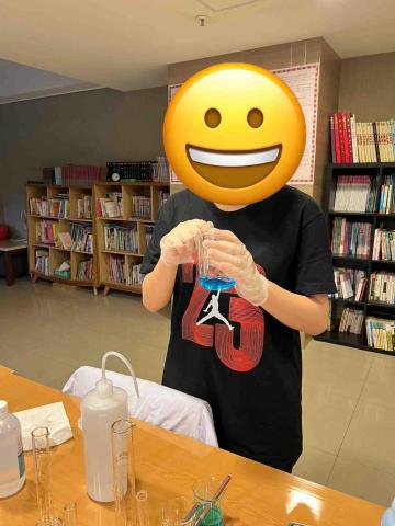 陳立宸 - 帶學生進行鋅銅電池的實驗