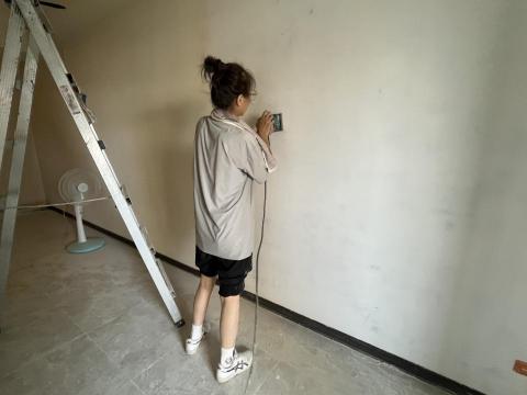 何小米 - 牆面補土打磨整平