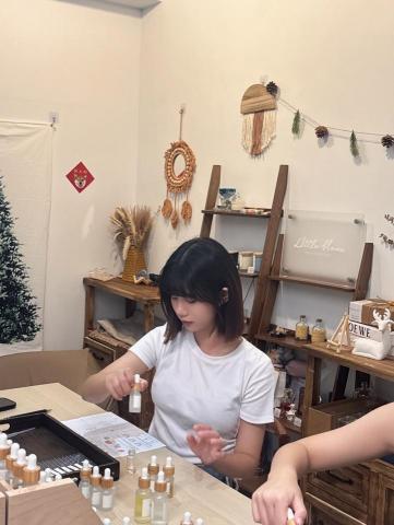 Farah - 與營隊學生一起參與調香體驗課