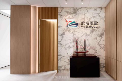 初睦設計 - 【專業沉穩與溫度的平衡】
整體設計在專業感與人性化之間取得平衡，大量白色與灰色的運用，營造出簡潔、理性的氛圍，黑色線條則增加穩重與專業感，木質元素與植栽的點綴，則賦予空間溫度，避免過於冰冷，在機能規劃上，辦公室重視流暢的動線與多功能使用，這樣的配置，不僅滿足日常辦公需求，也營造出更具凝聚力的團隊氛圍。展現了現代辦公環境的全新詮釋，簡約不失層次、專業兼具溫度。