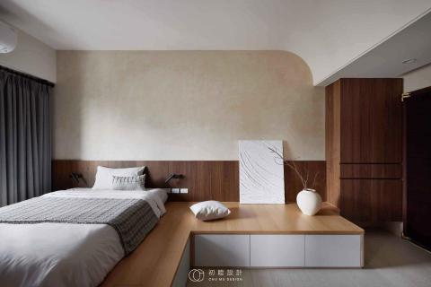 初睦設計 - 【小空間的生活舞台】
這間套房在有限的坪數中展現了「小空間大利用」的高度設計巧思，以「簡約、實用、溫潤」為核心，將臥室、書桌、收納與廚房巧妙融合，透過架高平台、隱藏收納、靈活層板與開放格局，讓每一寸空間都發揮功能，打造出兼具機能與質感的居住空間，透過材質與色彩的搭配，讓空間不僅實用，更具有生活質感，營造出柔和安定的氛圍，讓生活在其中的人能感受到舒適與自在。