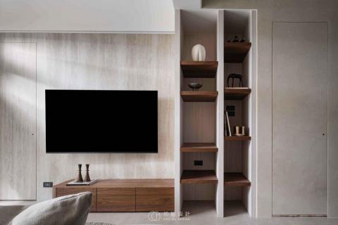 初睦設計 - 【光影下的質感溫潤宅】
在這隱藏在巷弄裡的住宅，以現代簡約為基礎，透過不同材質、色彩與光影的搭配，營造出沉穩卻充滿層次的生活氛圍，整體設計以「現代簡約 &times; 自然材質」為核心，運用灰、米、木色為主色調，並透過藍色、黑色等點綴，增添層次，空間動線保持流暢，兼顧生活機能與視覺美感，每個細節都體現了居住者對質感生活的追求，營造一個舒適、安定卻不失個性的居所。