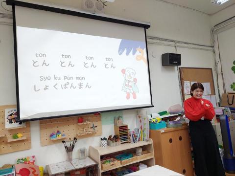 佐々木咲 - 在台北的幼稚園教日文課。跟小孩唱日文歌。