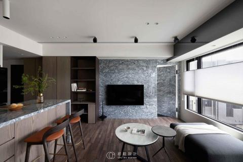 初睦設計 - 【石木之間的都會質感】
整體空間的配色以黑、白、灰與木質色為基調，點綴少量深藍與咖啡色，營造穩重且具現代感的氛圍，大理石帶來冷冽質感，木材則注入溫潤氣息，布料與皮革的軟件，則增加舒適度與細膩度，同時，透過合理的收納與空間規劃，實現機能與美感的兼容，這些元素相互融合，讓空間不僅冷靜理性，亦兼具溫暖的生活質感。