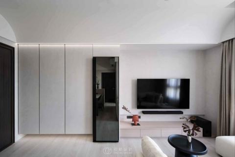 初睦設計 - 【現代輕奢的典雅詮釋】
以「灰白基調 &times; 現代簡約」為主軸，結合灰白調的低彩度為基礎，搭配柔和的木質元素與金屬細節，營造出清新卻帶有精緻感的居住氛圍，讓整體空間既溫潤又具現代感，從玄關、客廳、餐廳到臥室，皆以俐落的線條、輕盈的材質以及適度的留白，呈現出空間的開闊感與生活的雅緻感，而光影在淺色材質上的流動，讓空間隨著時間變化而展現不同氛圍。