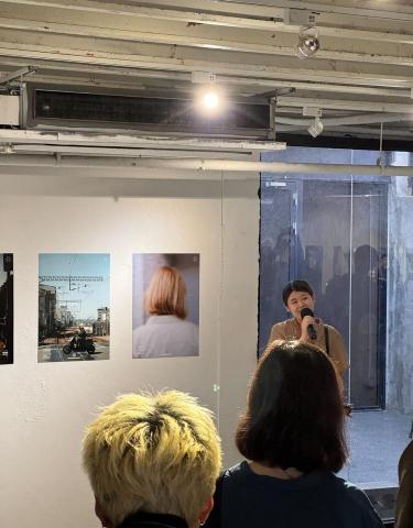 佐々木咲 - 在cizucu的photo poster project台灣場當工作人員。代替日本參與者分享照片故事。