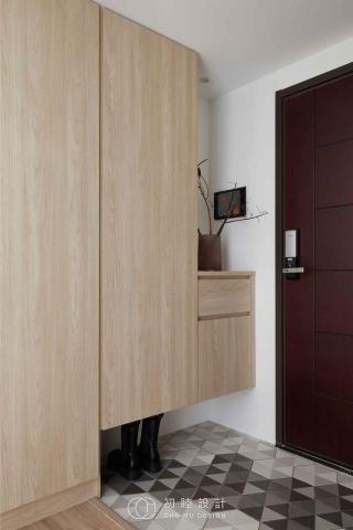 初睦設計 - 【低調而溫潤的木質簡約小宅】
整體是以木質調與中性色彩為主軸的住宅空間設計，氛圍溫潤、簡潔，兼顧實用與美感，呈現出一種「回歸生活本質」的理念，簡約而不失細節，透過淺灰、白色、米色等中性色作為基調的搭配與動線的規劃，讓空間發揮出最大的效益，同時營造出舒適宜人的氛圍。