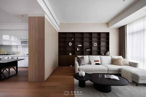 初睦設計 - 【簡約不單調與溫潤不厚重的新演繹】
整體設計以 「現代簡約 &times; 木質溫潤」 為主軸，透過淺木色、米色與深色木質的層次搭配，營造出柔和而有質感的居家氛圍，留白的牆面搭配少量藝術品，讓空間在簡單中展現個性，並在機能與美學之間找到平衡，展現了「簡約不單調、溫潤不厚重」的設計哲學，透過一致的色調、俐落的線條與適度的留白，營造出舒適且有質感的居住氛圍。