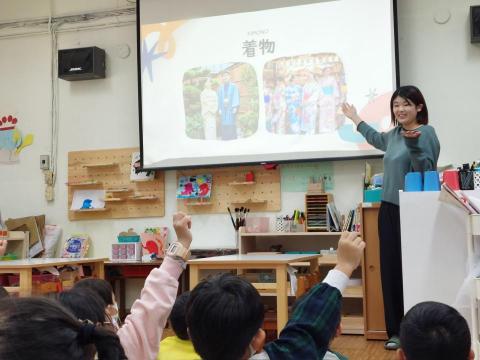 佐々木咲 - 在幼稚園教日本文化課