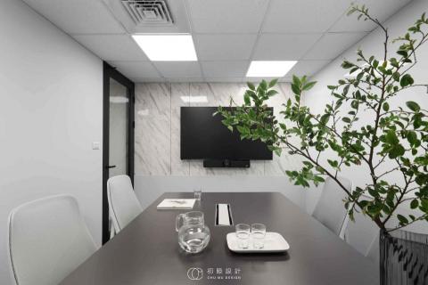 初睦設計 - 【理性秩序與舒適的效率場域】
辦公室設計展現了現代職場空間的新標準，既要具備效率與專業感，也要滿足員工的舒適與歸屬感，從接待區到會議室、從開放工作區到休憩角落，每個空間都回應了不同的需求，同時保持一致的設計語言，在這樣的場域中，員工不僅能專注於工作，更能享受放鬆片刻，形成更具凝聚力與創造力的職場文化。