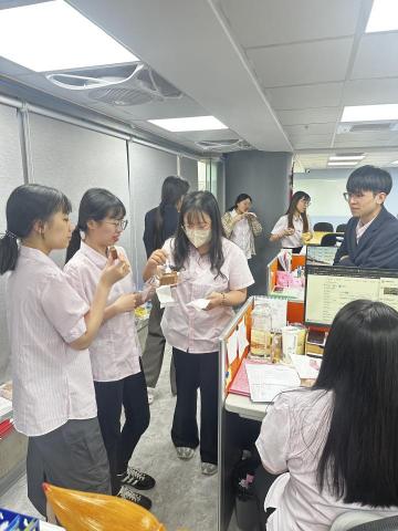 冠優聯合稅務記帳士事務所 - 台中所同事吃點心