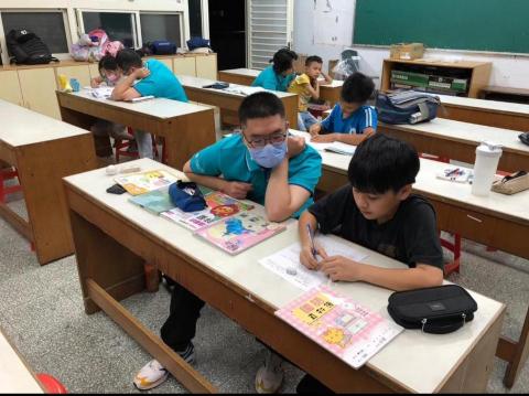 蔡瑋哲 - 課輔志工經驗
教授科目：國小全科