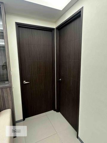 Most膜司特 - B. 建商蟑螂色房門 before 