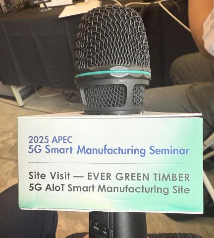 Lilia Wu  英/西/中同傳&bull;會議&bull;培訓&bull;旅遊口譯 - 16. Oct. 2025台北 APEC 5G-AI 導入傳產應用英中會議口譯會議之工作麥克風