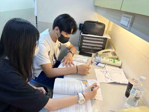 胡韶恩 - 在補習班擔任解題老師