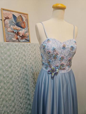 林茜允 - 綻放唯心手工晚禮服

以多層次色彩為手工設計