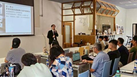 鄭又腆 - 微型創業者必修的勞資五大防線與聘用試用實務
（中興新村地方創生育成村專題講座）
在新勞動時代下，微型創業者所面對的人力資源挑戰，遠比想像中複雜。企業規模雖小，但風險卻不一定小。許多創業者專注於產品與營運，往往忽略了人資制度的規劃；一旦出現勞資糾紛，耗費的時間與成本，足以拖垮一間微型公司。尤其在聘用與試用階段，如果「沒寫清楚、沒說明白、沒留下紀錄」，極容易演變成爭議、申訴，甚至官司。