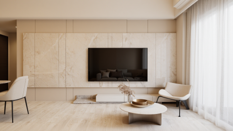 舍享空間設計 - 以柔和的米色系為基調，大理石紋理牆面與細膩的燈光設計交織出沉靜而高雅的氛圍。電視主牆以天然石材鋪陳，線條俐落，延伸出空間的層次感。落地窗引入大面積自然光，透過輕盈的薄紗簾幕濾出柔光，讓整體空間在光影流動間顯得溫潤而有呼吸感。家具選擇低彩度的米白與淺木色，搭配圓潤造型的茶几與單椅，消了硬質材質的冷感。這樣的設計語彙，不僅是一種視覺的極簡，更是一種「靜」與「慢」的生活態度，讓居住者在簡約中找到的平衡