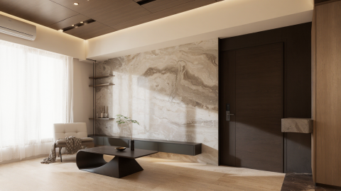 舍享空間設計 - 以木質與石紋為主調，界定出安靜而有溫度的居家氛圍。
牆面以天然石紋作為視覺焦點，藉由水平線條延展空間尺度；
懸浮櫃體與低矮茶几維持視線開放，減少壓迫感。

光線透過薄紗層層漫射，與木質天花的暖色調形成平衡。
材質之間保留適度留白，讓紋理與陰影成為主角。
在極少的語彙中，呈現生活的節奏與安定。