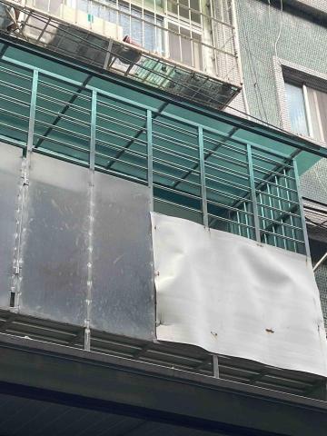 佳昇鋁門窗 - 施工後 更換3mm綠顆pc板