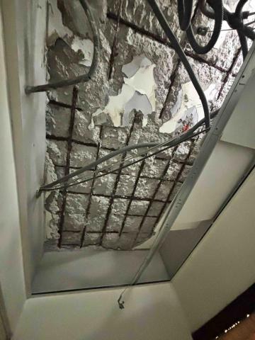 呂柏儀 - 天花板鋼筋外露