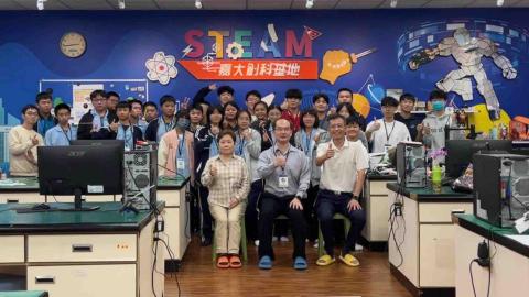 王紀融 - 協助系上老師國中生有關AI與物理的教學
