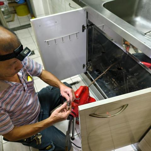 提供高壓灌注機服務的專家彭先生